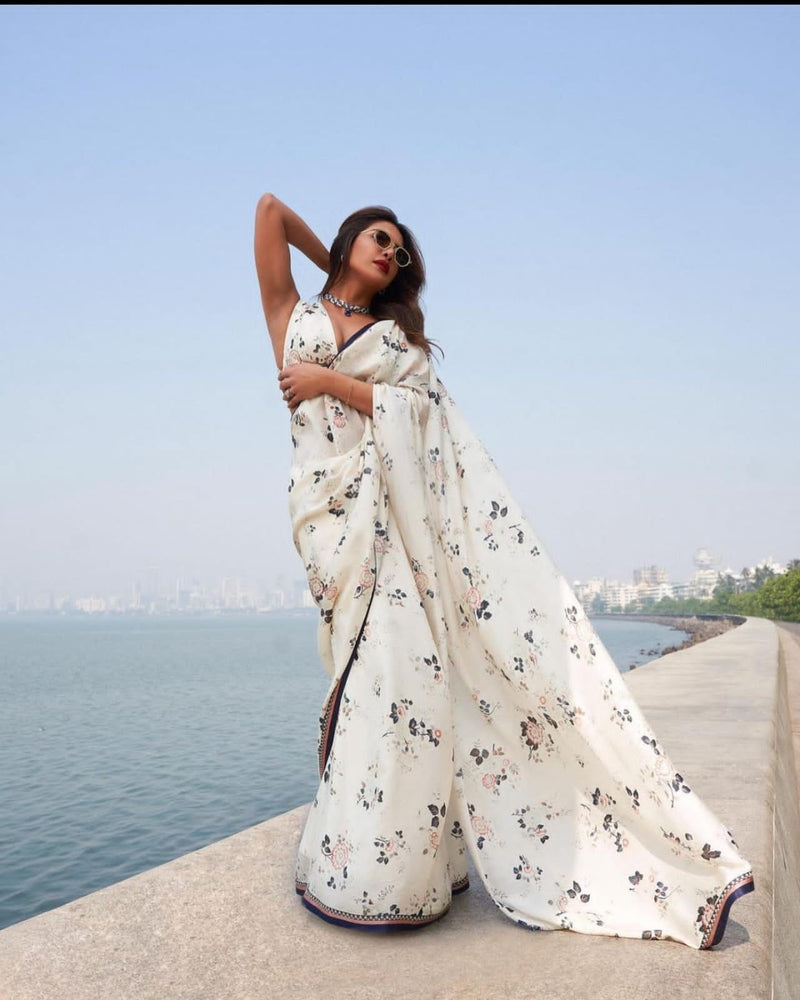 As Priyanka Chopra wears a 65-year-old patola saree for a recent event in  Mumbai, here's a check on celebs who have given vintage fashion a  remarkable twist : The Tribune India