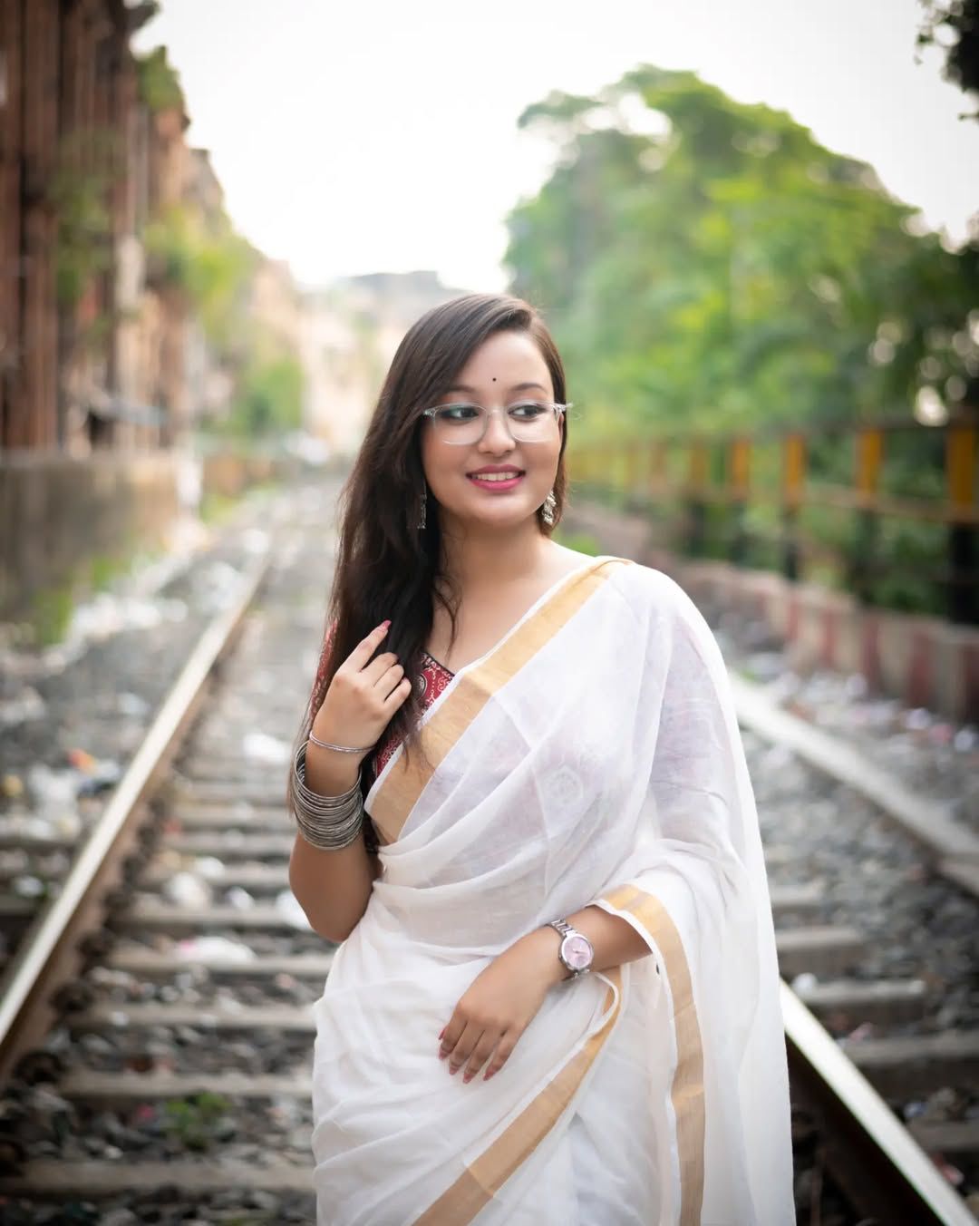 Gold Linen Kasavu Saree With Zari Pallu And Borders