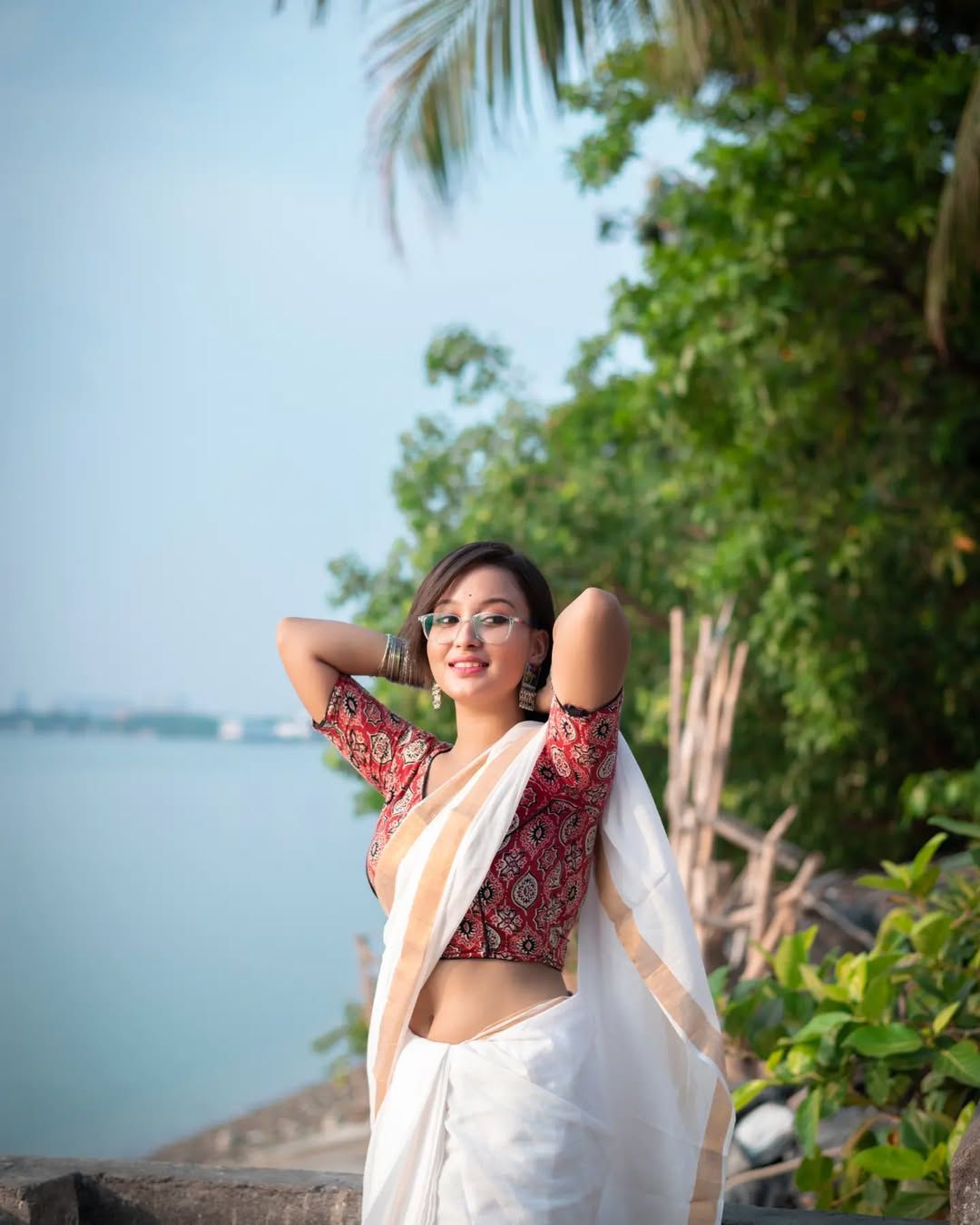 Gold Linen Kasavu Saree With Zari Pallu And Borders