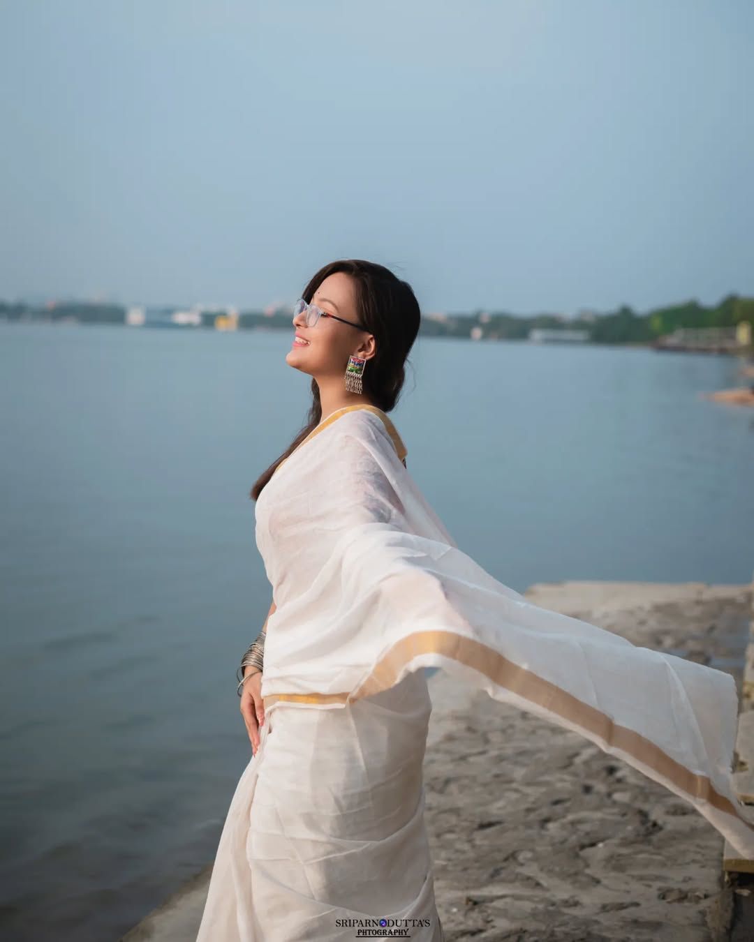 Gold Linen Kasavu Saree With Zari Pallu And Borders