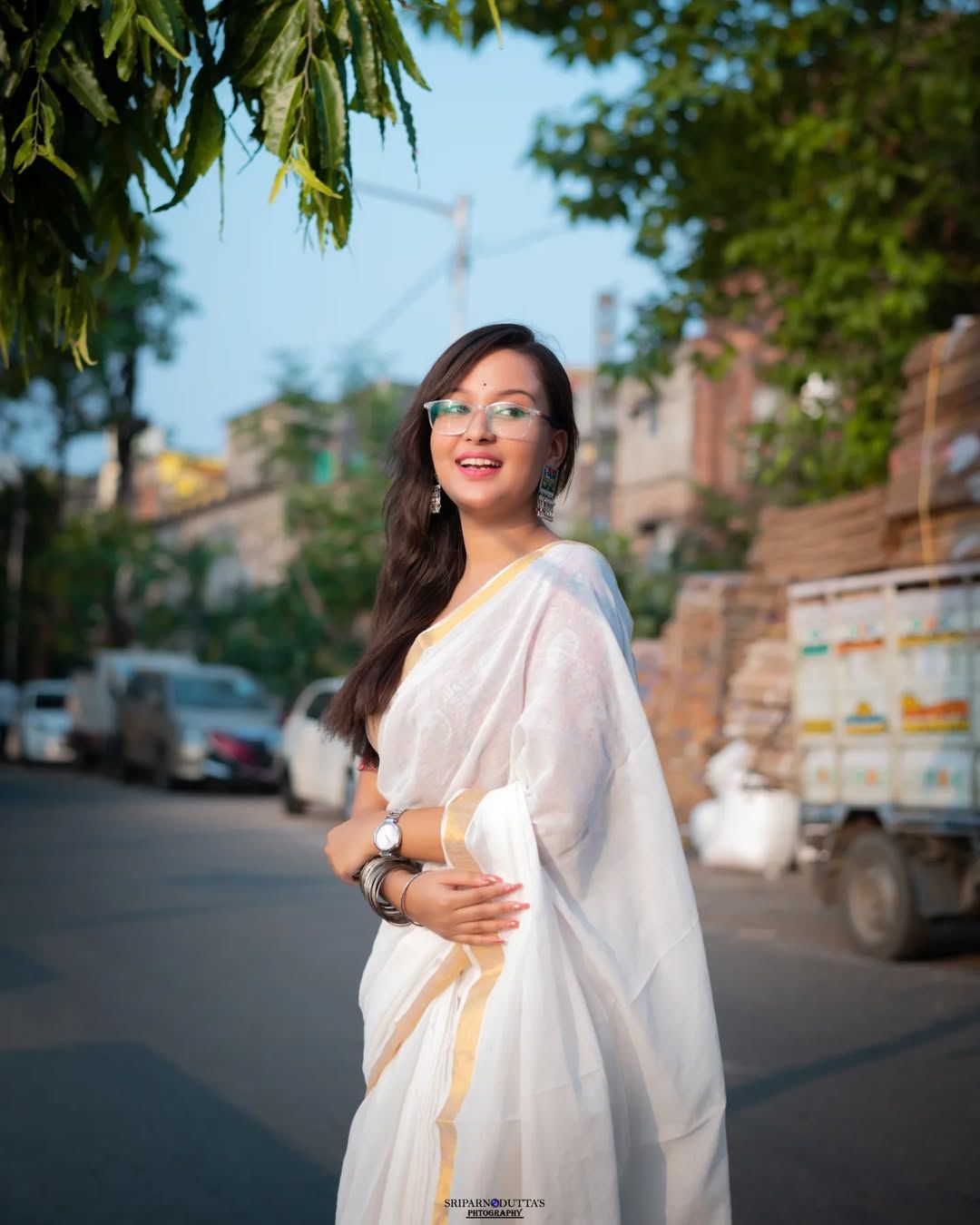 Gold Linen Kasavu Saree With Zari Pallu And Borders
