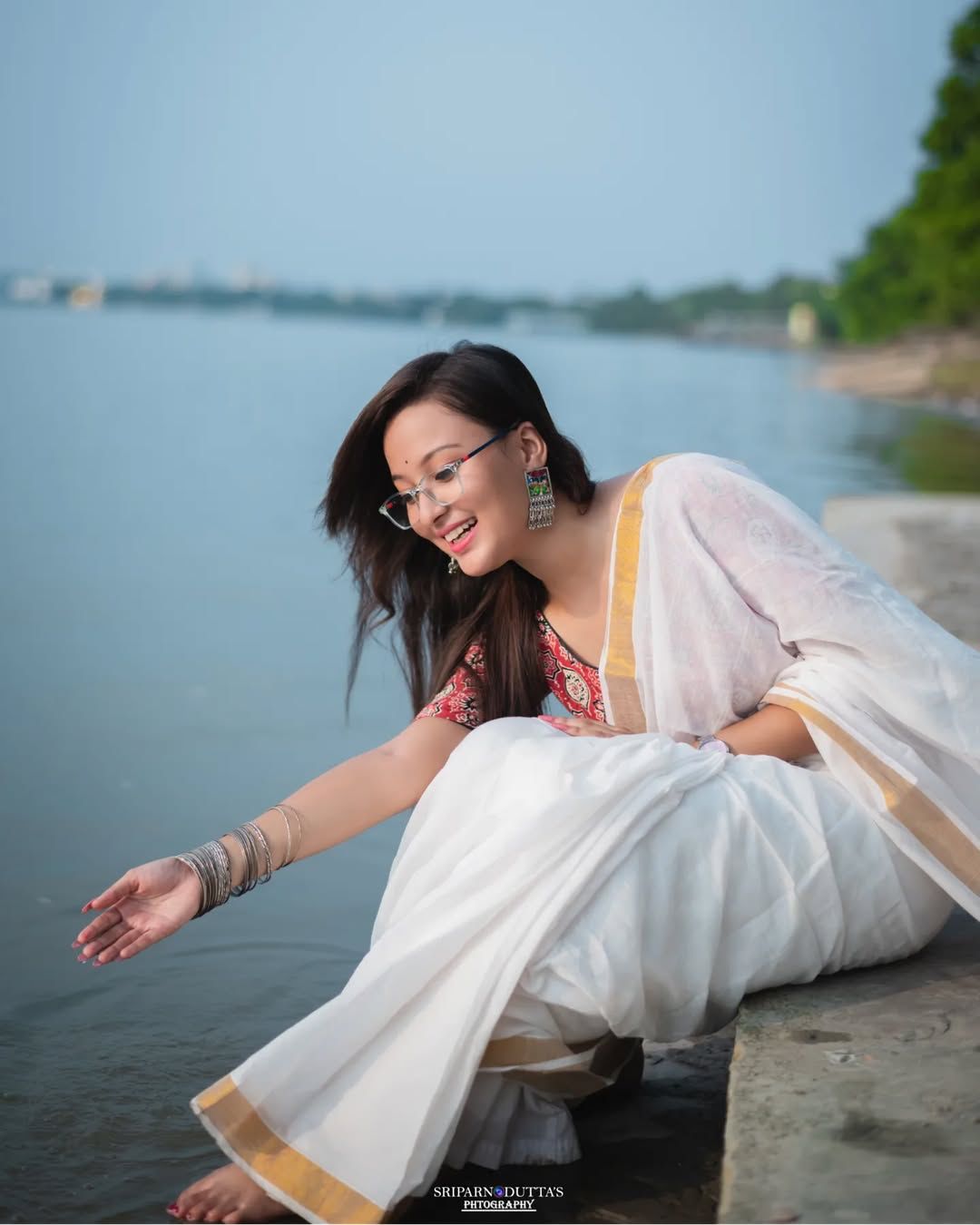 Gold Linen Kasavu Saree With Zari Pallu And Borders