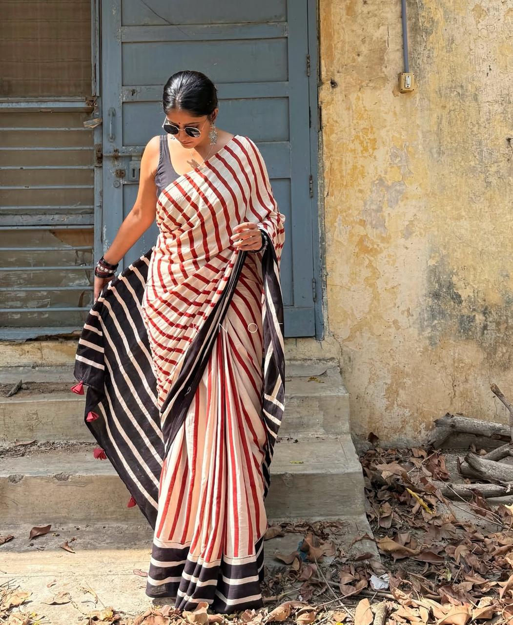 Classic Off-White & Maroon Striped Cotton Saree with Black Border-Fronlioz