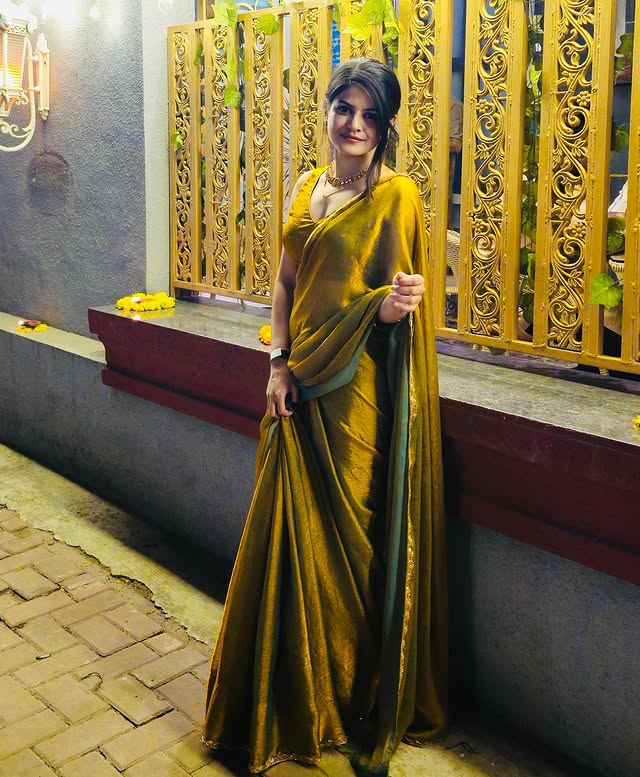 GOLD And GREEN Shade Handloom Raga Tissue Saree