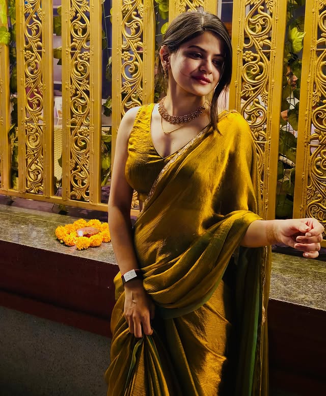 GOLD And GREEN Shade Handloom Raga Tissue Saree