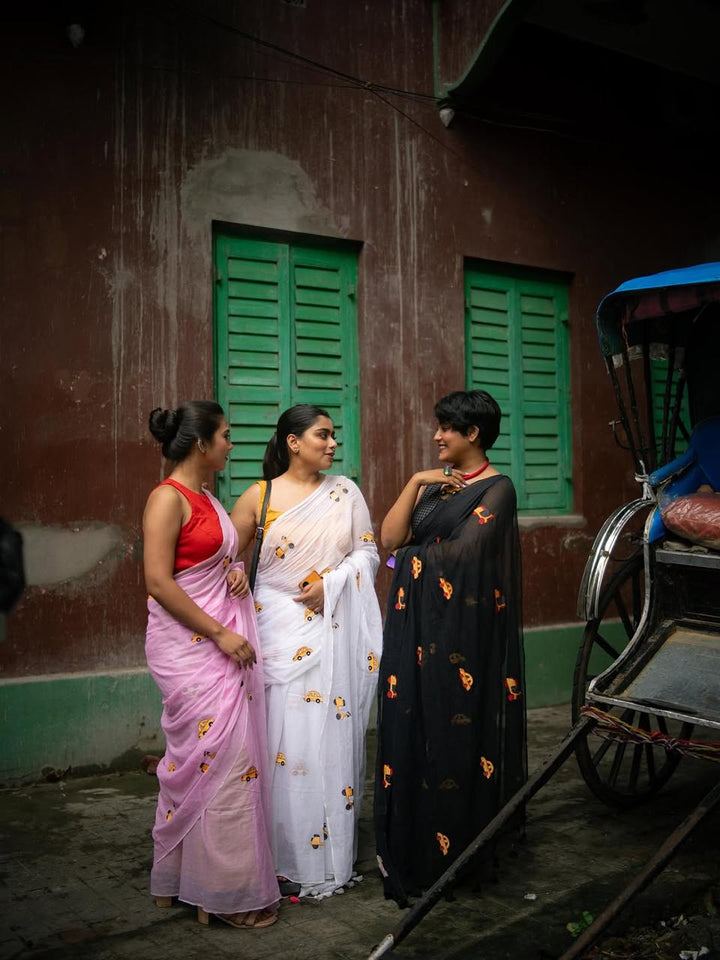 Playful Kolkata Motif Cotton Saree Collection – Pink, White & Black Handloom Sarees with Embroidered Taxi & Tram Designs-Fronlioz
