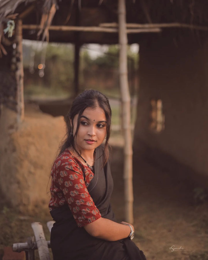 BLACK HANDLOOM COTTON SAREE WITH PRINTED BLOUSE